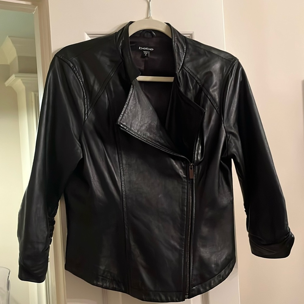 EUC Sz M Bebe black cropped leather sideways zip front ¾ ruched sleeve jacket